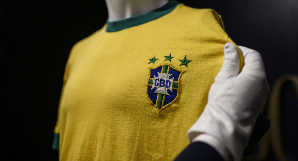 Futbol efsanesi Pele nin Brezilya için giydiği son forma satıldı
