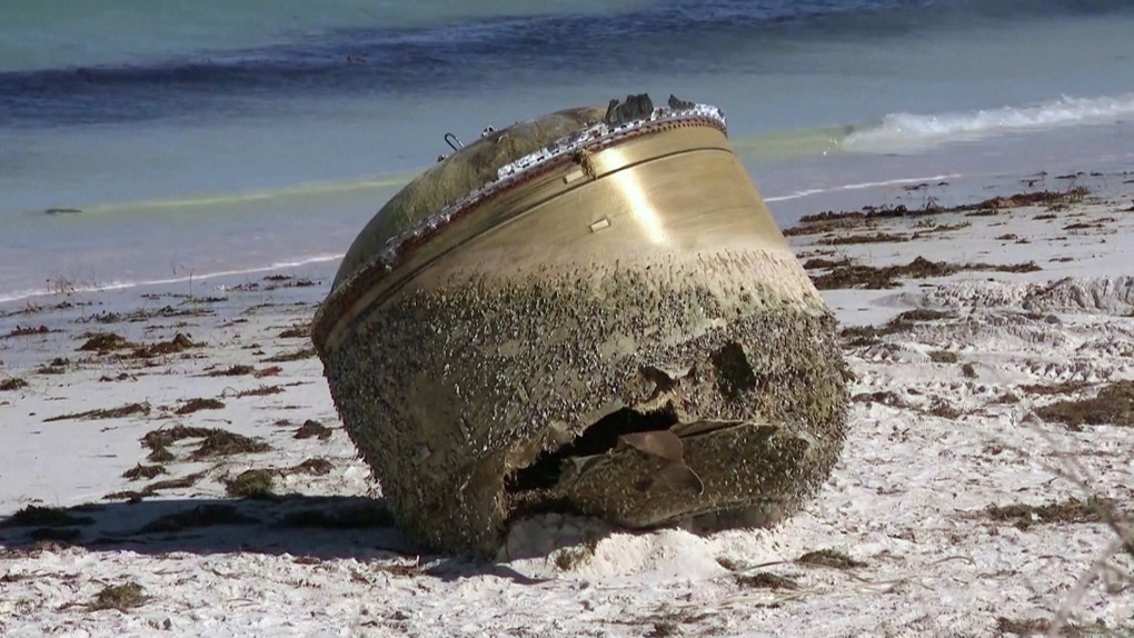 Avustralya’da tanımlanamayan dev metal nesne sahile vurdu