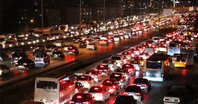 İstanbul da trafik çilesi! Yoğunluk zirve yaptı