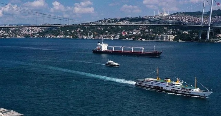 İstanbul Boğazı nda gemi trafiğine sis engeli!
