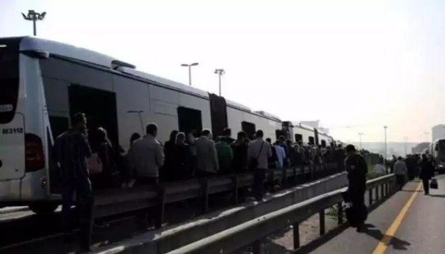 15 Temmuz Şehitler Köprüsü'nde metrobüs arızalandı