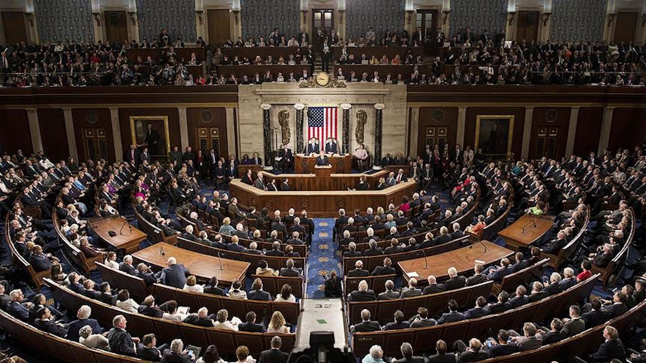 ABD Senatosu, istihbarata  yetkisiz dinleme  imkanı veren tasarının uzatılmasını onayladı