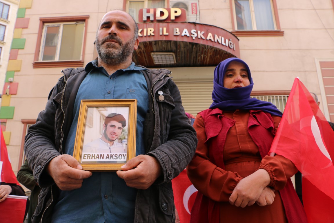 9 gün önce PKK’lılar tarafından çocuğu kaçırılan anne:  Erhan, devletimize teslim ol