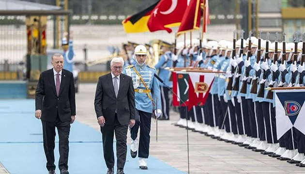 Erdoğan Steinmeier i resmi törenle karşıladı