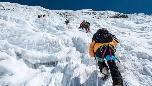 Everest'e tırmanması 15 bin dolar oldu