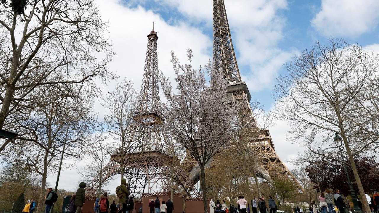 Paris te artık 2 Eyfel Kulesi var!