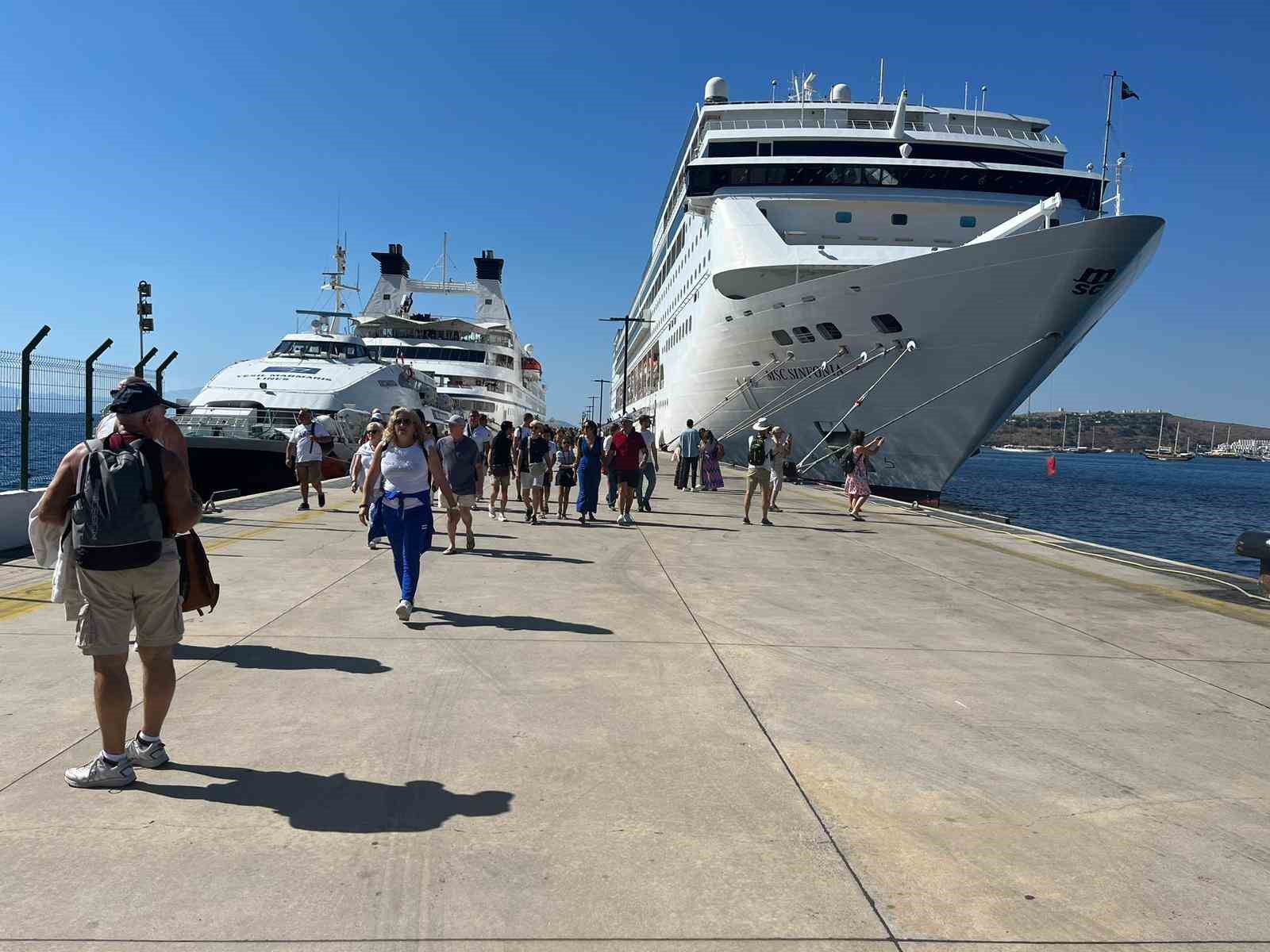 Dev gemi Bodrum da: 2 bin turist geldi