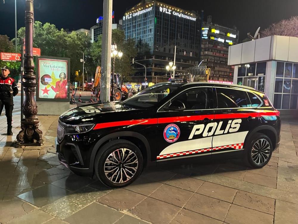 Kızılay Meydanı nda polis aracı Togg görevde