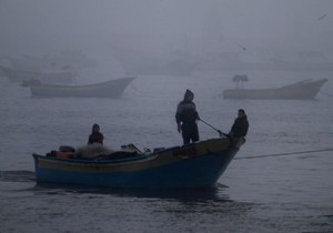 Denizde mahsur kalan kaçakları balıkçılar kurtardı
