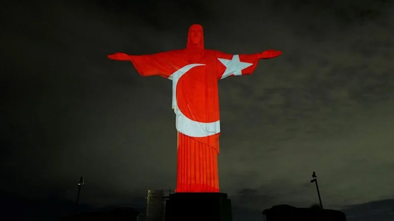 İsa heykelinin üzerinde Türk bayrağı