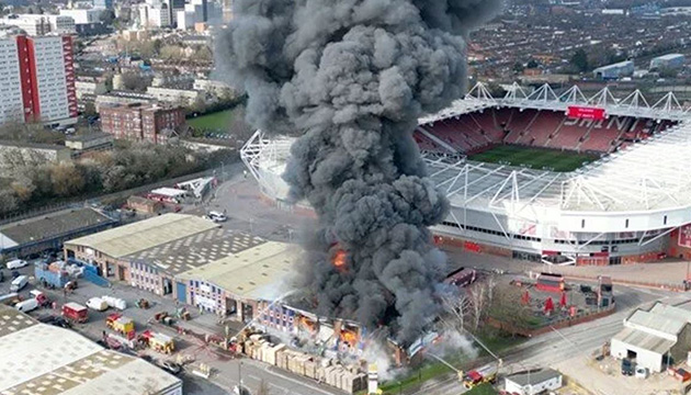 Stadın bitişiğinde yangın: Maç ertelendi