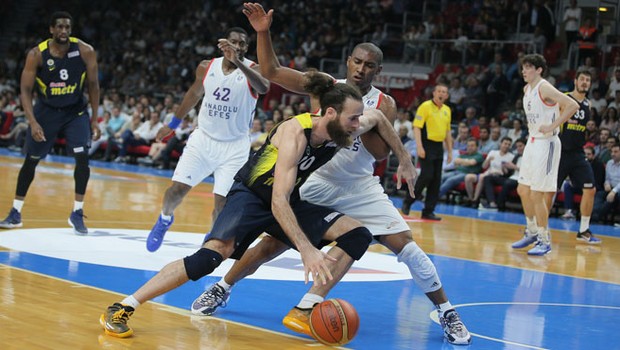 Anadolu Efes-Fenerbahçe: 85-87