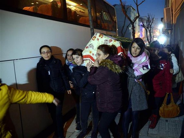 Cenazesini kadınlar taşıdı