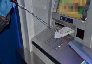 ATM ye sıkışan bozuk paraları biriktirdi ve hasabına geçirdi!