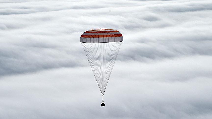 UUİ deki üç astronot Dünya ya döndü