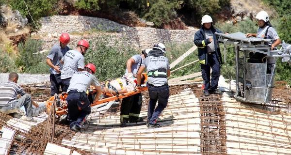 İşçiler enkaz altında kaldı