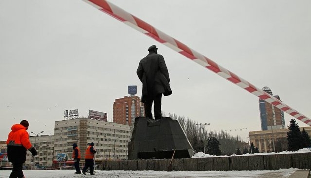 Lenin in en büyük heykeli söküldü!