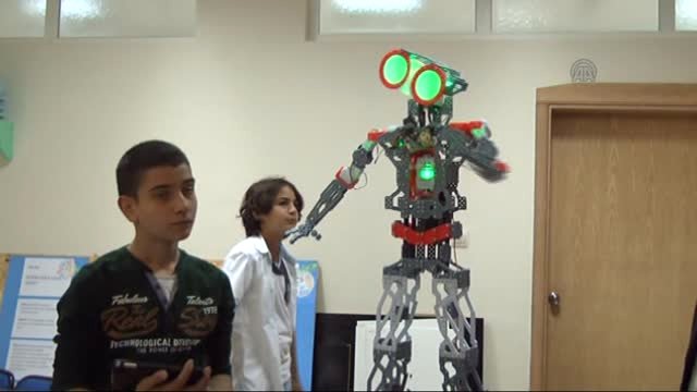 Bu robot Ankara havası oynuyor