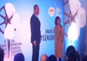 Ayşen Gruda, Altın Koza Film Festivali nde Onur Ödülü nü kime adadı?