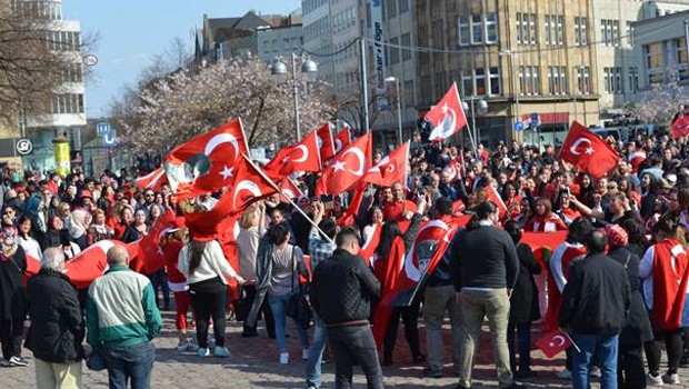 Bir yanda Türkler diğer yanda...