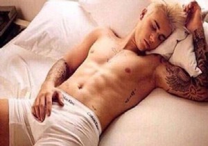 Justin Bieber in üstsüz fotoğrafı sosyal medya yıkıldı!