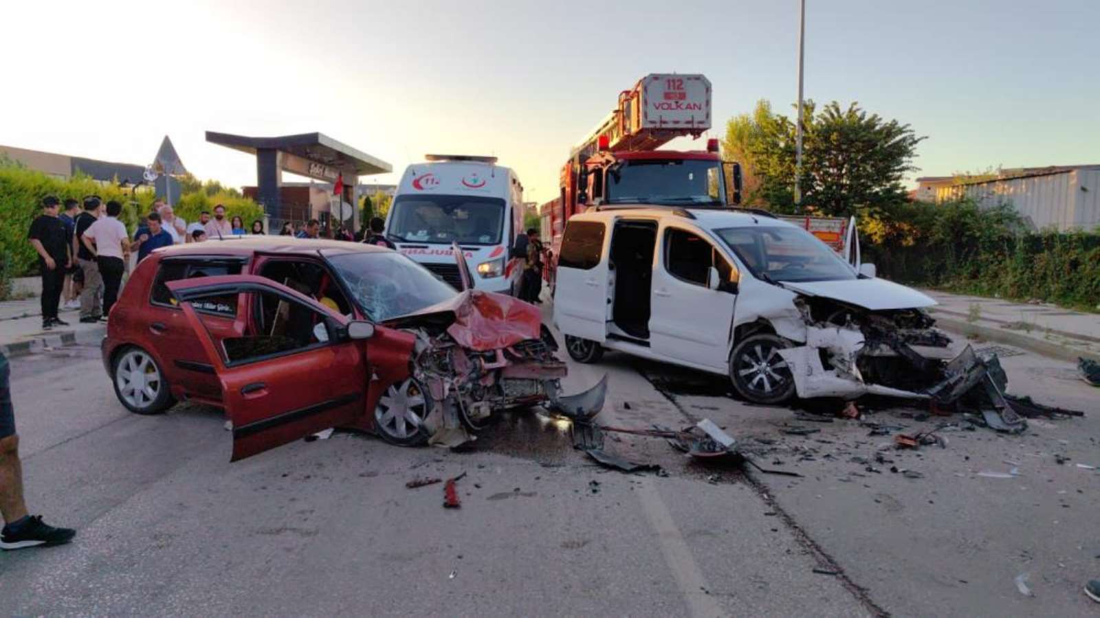 Korkunç kaza! Hafif ticari araç ile otomobil kafa kafaya çarpıştı