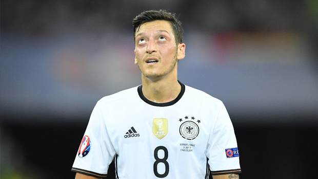 Taraftarlar Mesut Özil i seçti