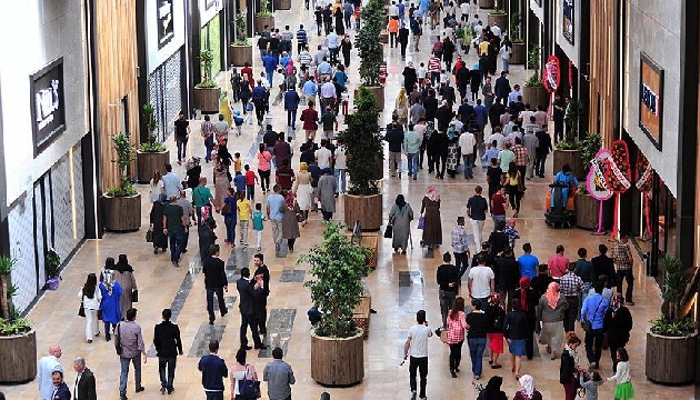 Erkekler AVM gezmede kadınları  solladı 