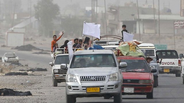 Çatışmalar ardından... Arabalara beyaz bayrak takıp kaçıyorlar!