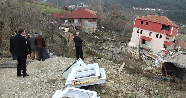 Sinop ta heyelan yerle bir etti