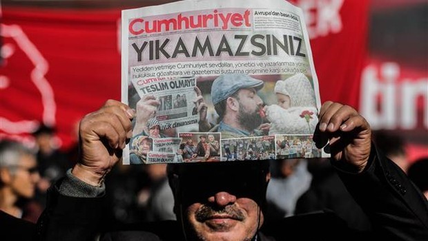 Cumhuriyet gazetesi... Yönetici ve yazarlarla ilgili o karar kaldırıldı!