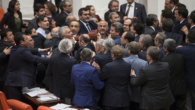 Meclis karıştı! HDP li vekil revire kaldırıldı...