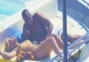 Beyonce bikini altını çıkartmış Jay-Z nin kollarında fena yakalandı!