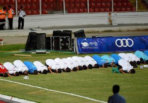 Libyalı Futbolcular Maç Öncesi Namaz