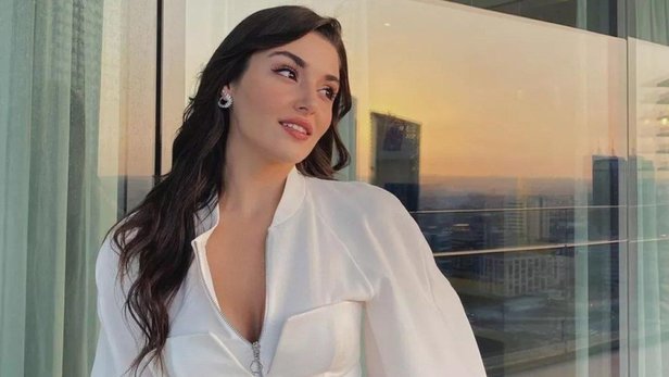 Hande Erçel, ELLE Türkiye’nin özel sayısı için kapak tasarımı yaptı