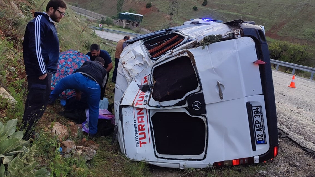 Yolcu minibüsü devrildi: 12 yaralı