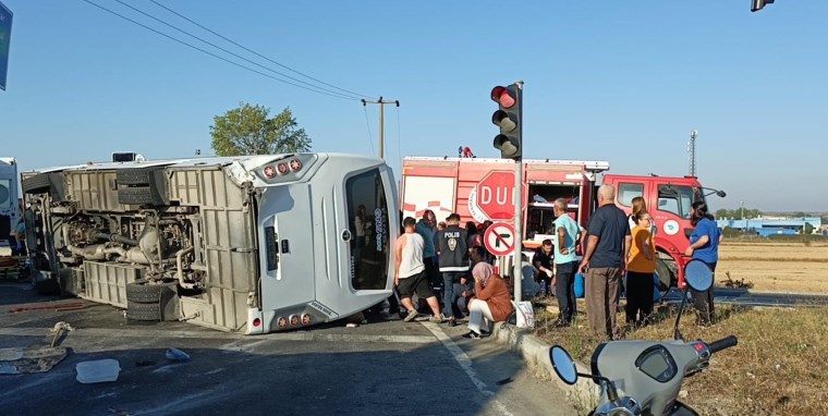 Minibüs ile otomobil çarpıştı: Çok sayıda yaralı var!