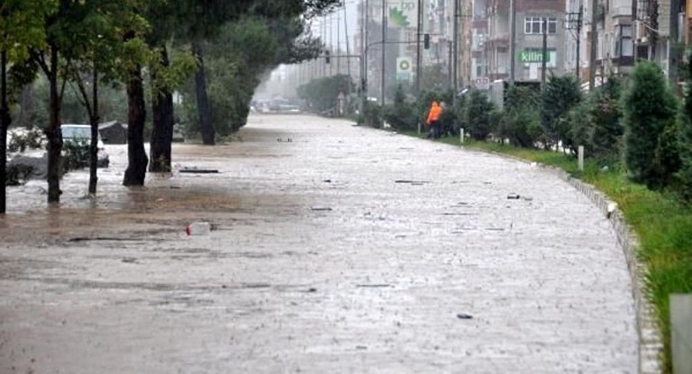 Trabzon da sağanak, su baskınlarına sebep oldu