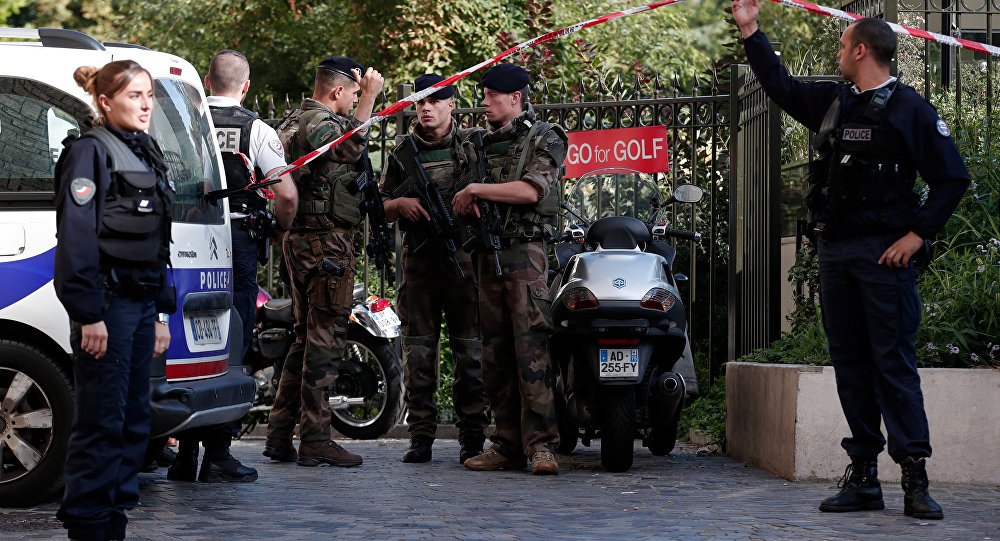 Paris’te araç askerlerin arasına daldı