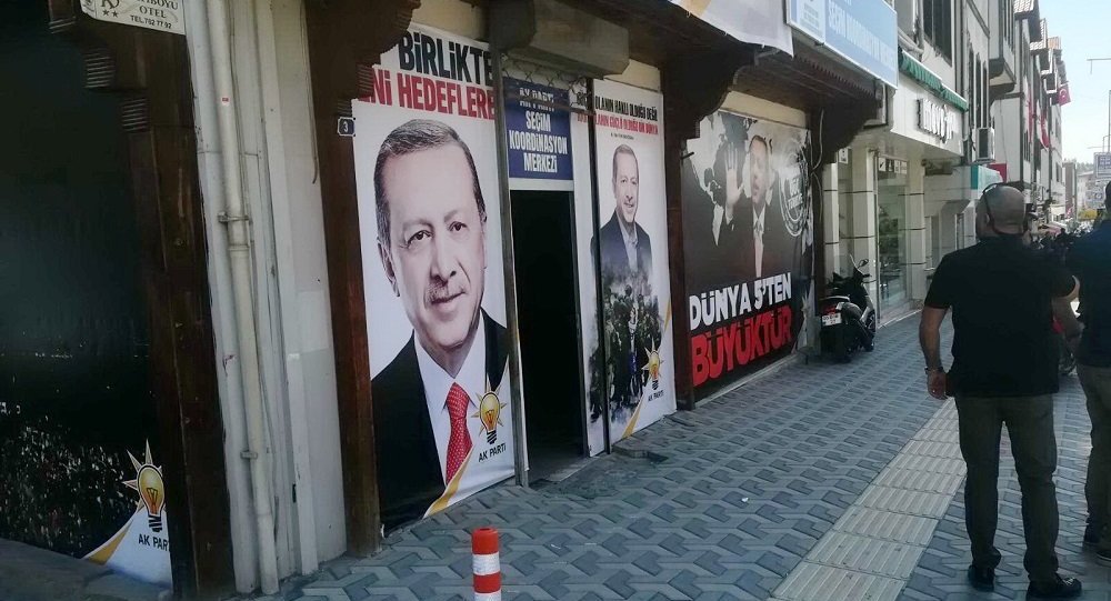 AK Parti seçim merkezi kurşunlandı