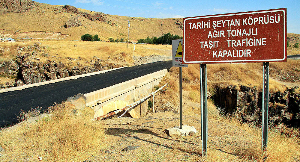 200 yıllık köprüye asfalt döküldü