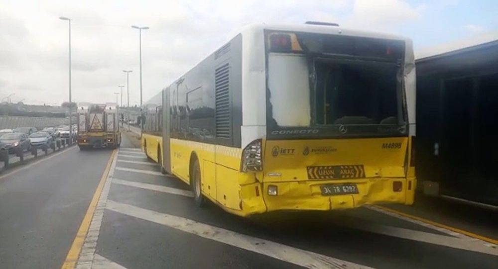 İstanbul da iki metrobüs çarpıştı