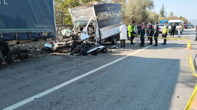 Kamyonet park halindeki TIR a çarptı: 3 ölü