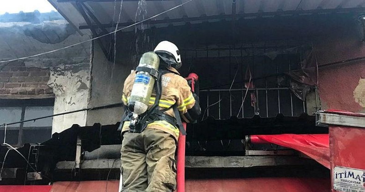 İzmir de Kemeraltı Çarşısı ndaki bir iş merkezinde yangın