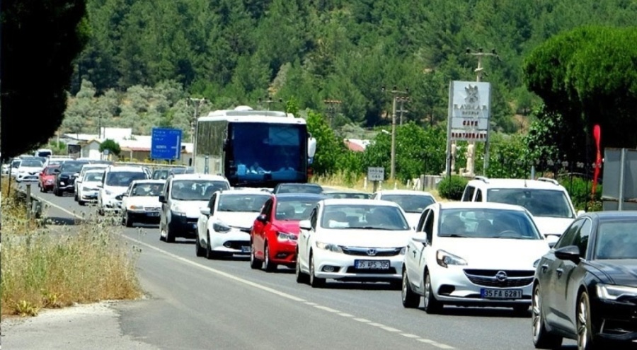 Çeşme ye 4 günde 150 bin araç giriş yaptı