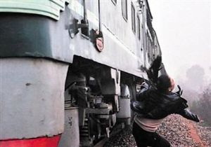 Sanatsal Poz Verirken Tren Çarptı 