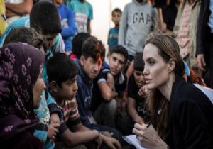 Angelina Jolie Bu Kez Sınırın Diğer Tarafında!