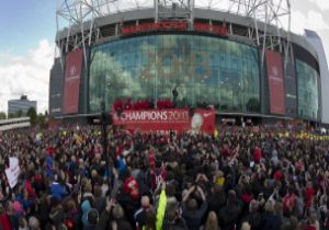 Manchester United Taraftarları Old Trafford u  Koruma Altına  Aldı