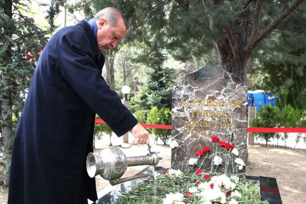 Erdoğan dan Türkeş’in kabrine ziyaret