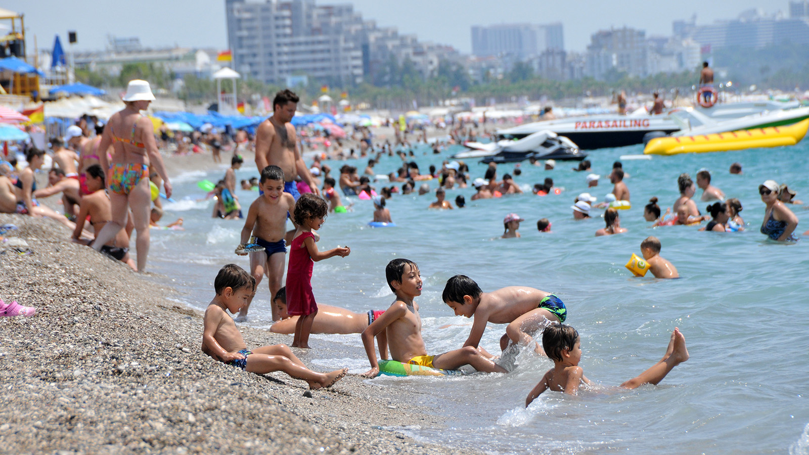 Antalya da vatandaşlar sahile akın etti